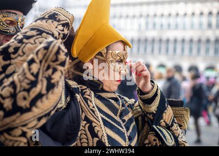 Einheimische und Besucher tragen Kostüme für Venedigs berühmtes und traditionelles Karneval Stockfoto
