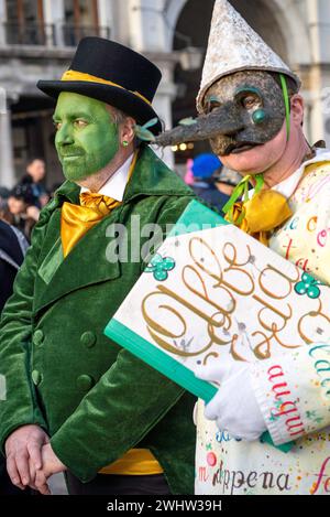 Einheimische und Besucher tragen Kostüme für Venedigs berühmtes und traditionelles Karneval Stockfoto