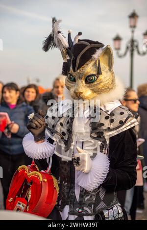 Einheimische und Besucher tragen Kostüme für Venedigs berühmtes und traditionelles Karneval Stockfoto