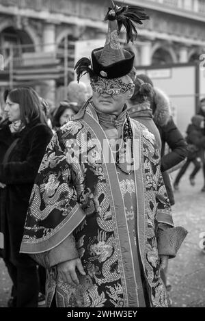 Einheimische und Besucher tragen Kostüme für Venedigs berühmtes und traditionelles Karneval Stockfoto