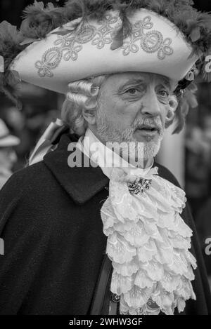 Einheimische und Besucher tragen Kostüme für Venedigs berühmtes und traditionelles Karneval Stockfoto