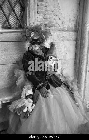 Einheimische und Besucher tragen Kostüme für Venedigs berühmtes und traditionelles Karneval Stockfoto