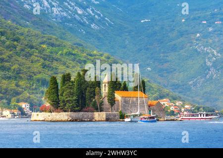 St. George Island in der Nähe von Perast, Montenegro und Booten Stockfoto