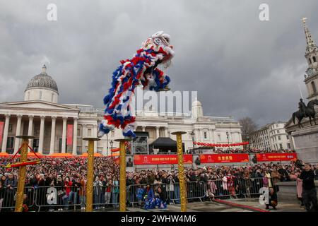 London, Großbritannien. Februar 2024. Chen Brothers in Kostümen führen den Löwen- und Drachentanz während der chinesischen Neujahrsfeier am Trafalgar Square im Zentrum von London auf. Tausende von Menschen versammelten sich auf dem Trafalgar Square, um das Jahr des Drachen oder das chinesische Neujahr zu feiern. Quelle: SOPA Images Limited/Alamy Live News Stockfoto