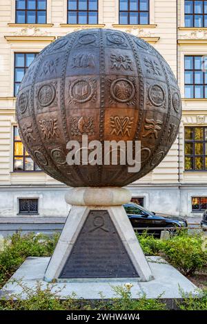 Ungewöhnliches Denkmal in Form einer Metallkugel mit geprägten Bildern. Litomysl, Tschechische Republik Stockfoto