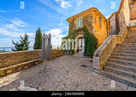 Die engen Hügellassen und Straßen mit Geschäften und Cafés im mittelalterlichen Dorf Eze, Frankreich, entlang der französischen Riviera Cote d'Azur. Stockfoto