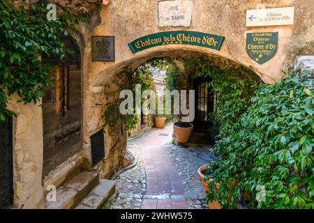 Die engen Hügellassen und Straßen mit Geschäften und Cafés im mittelalterlichen Dorf Eze, Frankreich, entlang der französischen Riviera Cote d'Azur. Stockfoto