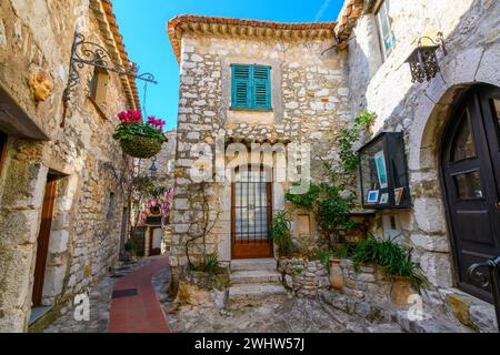 Die engen Hügellassen und Straßen mit Geschäften und Cafés im mittelalterlichen Dorf Eze, Frankreich, entlang der französischen Riviera Cote d'Azur. Stockfoto