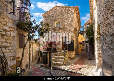 Die engen Hügellassen und Straßen mit Geschäften und Cafés im mittelalterlichen Dorf Eze, Frankreich, entlang der französischen Riviera Cote d'Azur. Stockfoto