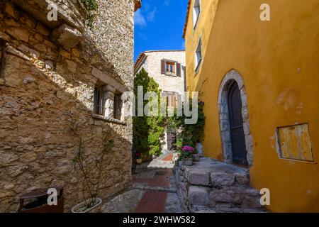 Die engen Hügellassen und Straßen mit Geschäften und Cafés im mittelalterlichen Dorf Eze, Frankreich, entlang der französischen Riviera Cote d'Azur. Stockfoto