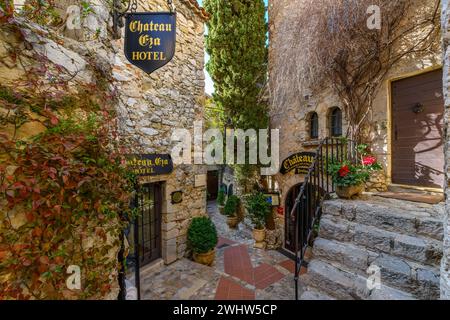 Die engen Hügellassen und Straßen mit Geschäften und Cafés im mittelalterlichen Dorf Eze, Frankreich, entlang der französischen Riviera Cote d'Azur. Stockfoto