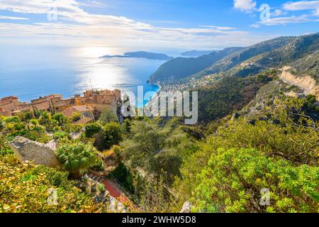 Blick vom mittelalterlichen Dorf Eze auf das Mittelmeer, die Hügel, die Küste und die Stadt Eze, Frankreich, entlang der Cote d'Azur Französischen Riviera. Stockfoto