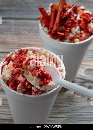 Gruppe mexikanischer Snacks, mehrere Körner in Tassen, Trolelote, zubereitet mit Chili, Erdnüssen, Pommes frites, Gämsauce, köstlich Stockfoto