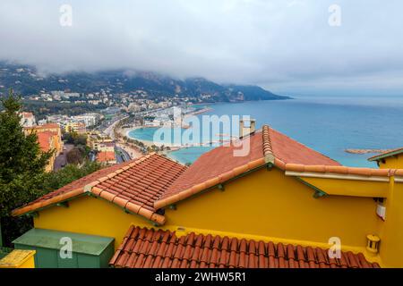 Blick vom Friedhof auf dem Hügel des alten Schlosses des Mittelmeers, dem Viertel Garavan und dem Hafen und den Stränden von Sablettes in Menton, Frankreich Stockfoto