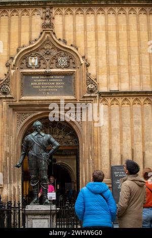 Bronzestatue William Herbert Earl von Pembroke in der Bodleian Library, Oxford. Stockfoto