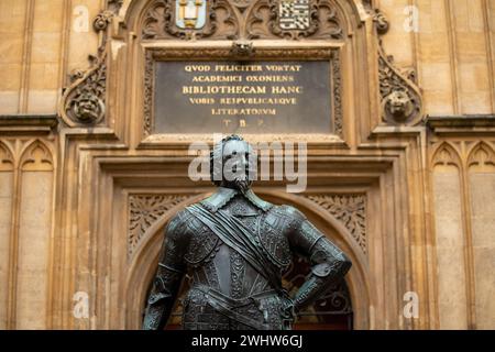 Bronzestatue William Herbert Earl von Pembroke in der Bodleian Library, Oxford. Stockfoto