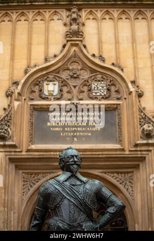 Bronzestatue William Herbert Earl von Pembroke in der Bodleian Library, Oxford. Stockfoto