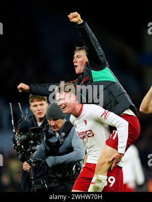 Scott McTominay und Rasmus Hojlund feiern am Ende des Premier League-Spiels im Villa Park, Birmingham. Bilddatum: Sonntag, 11. Februar 2024. Stockfoto