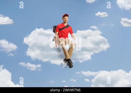 Der Typ, der Essen liefert, sitzt auf einer Wolke am Himmel Stockfoto