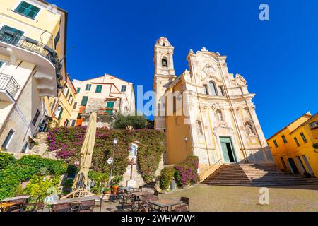 Die Kirche San Giovanni Battista aus dem 17. Jahrhundert erhebt sich über der mittelalterlichen Bergstadt Cervo, Italien, in der ligurischen Region im Nordwesten Italiens. Stockfoto