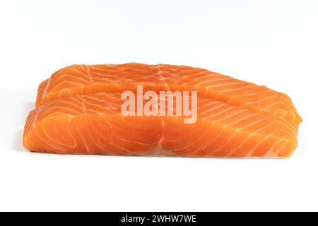Roher Lachs, isoliert auf weißem Hintergrund Stockfoto
