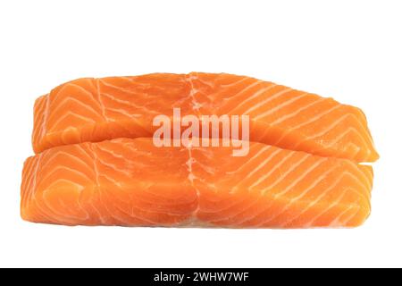 Roher Lachs, isoliert auf weißem Hintergrund Stockfoto