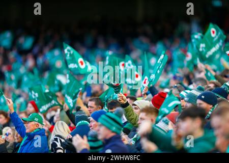 11. Februar 2024; Aviva Stadium, Dublin, Irland: Six Nations International Rugby, Irland gegen Italien; irische Fans jubeln auf ihrer Seite Stockfoto