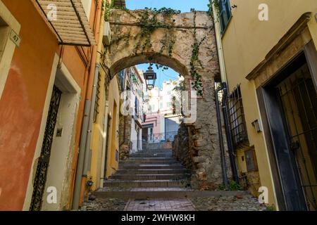 Eine Wohngegend mit engen Gassen, Tunneln und Treppen im Hügelviertel La Pigna di Sanremo, der mittelalterlichen Altstadt von Sanremo, Italien. Stockfoto