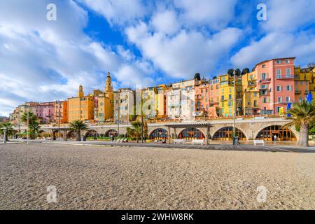 Stadtansicht der malerischen und farbenfrohen Altstadt und Les Sablettes Beach und Promenade entlang der Cote d'Azur französischen Riviera in Menton, Frankreich. Stockfoto