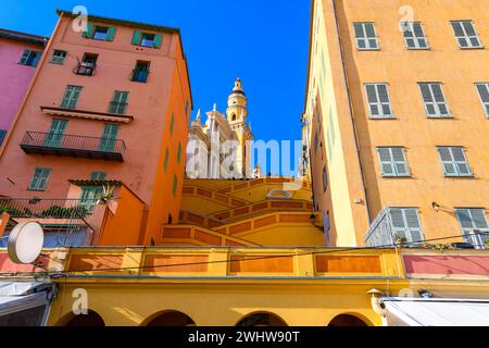 Die farbenfrohe Rampe Saint Michel Zick-Zack-Treppe führt zur Kathedrale Saint Michel in der Altstadt von Menton, Frankreich, an der Cote d'Azur Stockfoto