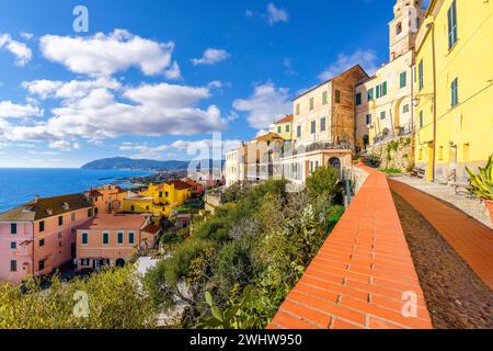 Eine Terrasse mit Blick auf das blaue Mittelmeer in der auf einem Hügel gelegenen mittelalterlichen Stadt Cervo, Italien, in der Provinz Imperia an der ligurischen Küste. Stockfoto