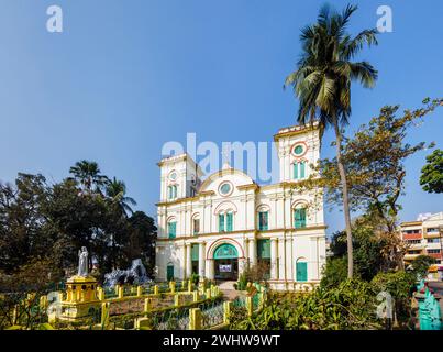 Blick auf die Vorderseite der Sacred Heart Church, einer 1691 in Chandannagar (Chandernagore), Westbengalen, Indien gegründeten katholischen Kirche Stockfoto