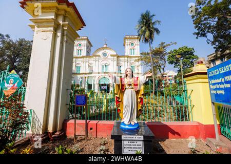 Statue von Jesus mit ausgebreiteten Armen in der Sacred Heart Church, einer 1691 in Chandannagar (Chandernagore), Westbengalen, Indien gegründeten katholischen Kirche Stockfoto