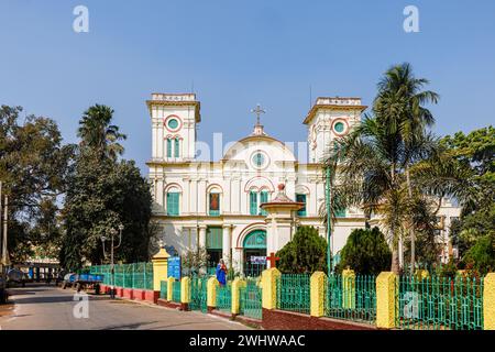 Blick auf die Vorderseite der Sacred Heart Church, einer 1691 in Chandannagar (Chandernagore), Westbengalen, Indien gegründeten katholischen Kirche Stockfoto