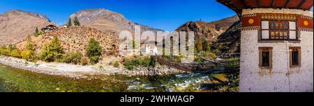 Das antike Tachog Lhakhang (Kloster) und die 600 Jahre alte, nicht aufgehängte Eisenkettenbrücke über den Paro Chu Fluss im Paro Valley, Bhutan Stockfoto