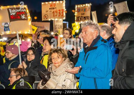 Charlotte Knobloch, Dieter Reiter, Teilnehmer bei Lichtermeer für Demokratie, Kundgebung gegen Rassismus, Antisemitismus und Hetze, München, 11. Februar 2024 Deutschland, München, 11. Februar 2024, Charlotte Knobloch, 91, Präsidentin der Israelitischen Kultusgemeinde München und Oberbayern Mitte, Dieter Reiter, 65, Oberbürgermeister von München rechts neben Frau Knobloch, blaue Jacke, Teilnehmer bei Lichtermeer für Demokratie, Kundgebung gegen Rassismus, Antisemitismus und Hetze, CA. 50,000 Teilnehmer mit Lichtern auf der Theresienwiese, ab 18 Uhr, Veranstalter Fridays for Future und ein breit Stockfoto