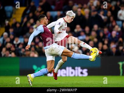 Alejandro Garnacho (rechts) von Manchester United versucht, den Ball während des Premier League-Spiels im Villa Park in Birmingham hinter Diego Carlos von Aston Villa zu schießen. Bilddatum: Sonntag, 11. Februar 2024. Stockfoto