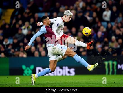 Alejandro Garnacho (rechts) von Manchester United versucht, den Ball während des Premier League-Spiels im Villa Park in Birmingham hinter Diego Carlos von Aston Villa zu schießen. Bilddatum: Sonntag, 11. Februar 2024. Stockfoto