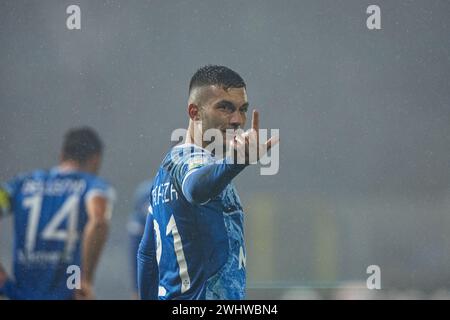 Como, Italien. Februar 2024. Gabriel Strettezza (Como 1907) gibt während des Spiels der Serie B zwischen Como 1907 und Brescia im Stadio Comunale G. Sinigaglia Gesten. Endpunktzahl; Como 1907 1-0 Brescia. (Foto: Mattia Martegani/SOPA Images/SIPA USA) Credit: SIPA USA/Alamy Live News Stockfoto