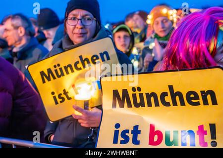 Lichtermeer für Demokratie, Kundgebung gegen Rassismus, Antisemitismus und Hetze, Theresienwiese, München, 11. Februar 2024 Deutschland, München, 11. Februar 2024, Münchern ist bunt, Teilnehmerinnen mit ihren Schildern, Lichtermeer für Demokratie, Kundgebung gegen Rassismus, Antisemitismus und Hetze, ca. 100,000 Teilnehmer mit Lichtern auf der Theresienwiese, ab 18 Uhr, Veranstalter Fridays for Future und ein breites Aktionsbündnis zivilgesellschaftlicher Initiativen und Organisationen, dabei Lichterkette e.V., Bellevue di Monaco, München ist bunt und viele mehr, *** Lichtermeer für die Demokratie Stockfoto