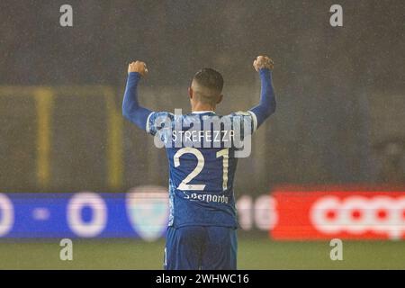 Como, Italien. Februar 2024. Gabriel Strettezza (Como 1907) gibt während des Spiels der Serie B zwischen Como 1907 und Brescia im Stadio Comunale G. Sinigaglia Gesten. Endpunktzahl; Como 1907 1-0 Brescia. (Foto: Mattia Martegani/SOPA Images/SIPA USA) Credit: SIPA USA/Alamy Live News Stockfoto