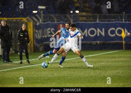 Como, Italien. Februar 2024. Alessandro Bellemo (Como 1907) und Alexander Jallow (Brescia calcio) wurden im Spiel der Serie B zwischen Como 1907 und Brescia im Stadio Comunale G. Sinigaglia gesehen. Endpunktzahl; Como 1907 1-0 Brescia. (Foto: Mattia Martegani/SOPA Images/SIPA USA) Credit: SIPA USA/Alamy Live News Stockfoto