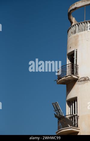 Verlassenes, einstürzendes Gebäude vor blauem Himmel. Verlassene Orte europa Stockfoto