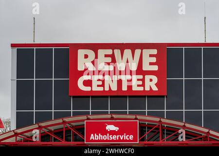 REWE Center mit Abholservice-Schild an der Geschäftsfassade 10.02.24, Limburg: Symbolfoto, Illustrationsbild, Symbolbild, Illustrationsfoto REWE Center mit Abholservice-Schild an der Geschäftsfassade das Bild zeigt einen Ausschnitt des REWE Centers, erkennbar an der Geschäftsfassade mit dem sichtbaren Hinweisschild für den Abholservice. Das Geschäft selbst ist nur teilweise sichtbar, wobei der Fokus auf dem Hinweisschild liegt, das Kunden über die Möglichkeit informiert, online bestellte Waren direkt im Geschäft abholen Limburg Hessen Germany *** REWE Center mit Abholservice Stockfoto