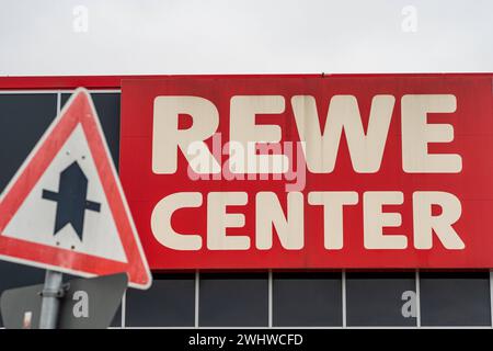 REWE Center mit Abholservice-Schild an der Geschäftsfassade 10.02.24, Limburg: Symbolfoto, Illustrationsbild, Symbolbild, Illustrationsfoto REWE Center mit Abholservice-Schild an der Geschäftsfassade das Bild zeigt einen Ausschnitt des REWE Centers, erkennbar an der Geschäftsfassade mit dem sichtbaren Hinweisschild für den Abholservice. Das Geschäft selbst ist nur teilweise sichtbar, wobei der Fokus auf dem Hinweisschild liegt, das Kunden über die Möglichkeit informiert, online bestellte Waren direkt im Geschäft abholen Limburg Hessen Germany *** REWE Center mit Abholservice Stockfoto