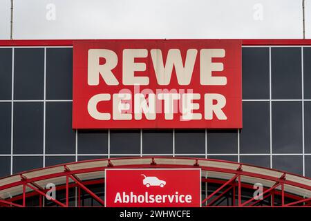 REWE Center mit Abholservice-Schild an der Geschäftsfassade 10.02.24, Limburg: Symbolfoto, Illustrationsbild, Symbolbild, Illustrationsfoto REWE Center mit Abholservice-Schild an der Geschäftsfassade das Bild zeigt einen Ausschnitt des REWE Centers, erkennbar an der Geschäftsfassade mit dem sichtbaren Hinweisschild für den Abholservice. Das Geschäft selbst ist nur teilweise sichtbar, wobei der Fokus auf dem Hinweisschild liegt, das Kunden über die Möglichkeit informiert, online bestellte Waren direkt im Geschäft abholen Limburg Hessen Germany *** REWE Center mit Abholservice Stockfoto