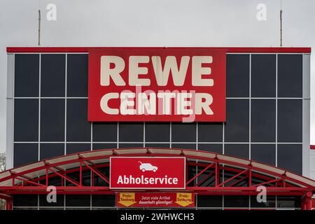 REWE Center mit Abholservice-Schild an der Geschäftsfassade 10.02.24, Limburg: Symbolfoto, Illustrationsbild, Symbolbild, Illustrationsfoto REWE Center mit Abholservice-Schild an der Geschäftsfassade das Bild zeigt einen Ausschnitt des REWE Centers, erkennbar an der Geschäftsfassade mit dem sichtbaren Hinweisschild für den Abholservice. Das Geschäft selbst ist nur teilweise sichtbar, wobei der Fokus auf dem Hinweisschild liegt, das Kunden über die Möglichkeit informiert, online bestellte Waren direkt im Geschäft abholen Limburg Hessen Germany *** REWE Center mit Abholservice Stockfoto