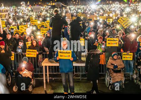 Lichtermeer für Demokratie, Kundgebung gegen Rassismus, Antisemitismus und Hetze, Theresienwiese, München, 11. Februar 2024 Deutschland, München, 11. Februar 2024, Lichtermeer für Demokratie, Kundgebung gegen Rassismus, Antisemitismus und Hetze, CA. 100,000 Teilnehmer mit Lichtern auf der Theresienwiese, ab 18 Uhr, Veranstalter Fridays for Future und ein breites Aktionsbündnis zivilgesellschaftlicher Initiativen und Organisationen, dabei Lichterkette e.V., Bellevue di Monaco, München ist bunt und viele mehr, *** Lichtermeer für Demokratie, Rallye gegen Rassismus, Antisemitismus und Hassrede, Stockfoto