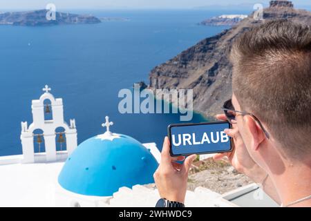 11. Februar 2024: Symbolischer Bilderurlaub, junger Mann im Urlaub, fotografiert mit seinem Smartphone in Griechenland, vor dem blauen Meer und der wunderschönen Landschaft. Am Telefon ein Bild in den Farben des Wassers mit dem Text: URLAUB. FOTOTAGE *** Symbolbild Urlaub, junger Mann im Urlaub, macht ein Foto mit seinem Smartphone in Griechenland, vor dem blauen Meer und schöner Landschaft. Auf dem Handy ein Bild in Farben des Wassers mit dem Text: URLAUB. FOTOMONTAGE Stockfoto