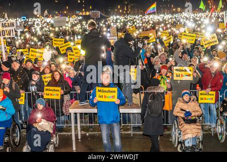 Lichtermeer für Demokratie, Kundgebung gegen Rassismus, Antisemitismus und Hetze, Theresienwiese, München, 11. Februar 2024 Deutschland, München, 11. Februar 2024, Lichtermeer für Demokratie, Kundgebung gegen Rassismus, Antisemitismus und Hetze, CA. 100,000 Teilnehmer mit Lichtern auf der Theresienwiese, ab 18 Uhr, Veranstalter Fridays for Future und ein breites Aktionsbündnis zivilgesellschaftlicher Initiativen und Organisationen, dabei Lichterkette e.V., Bellevue di Monaco, München ist bunt und viele mehr, *** Lichtermeer für Demokratie, Rallye gegen Rassismus, Antisemitismus und Hassrede, Stockfoto